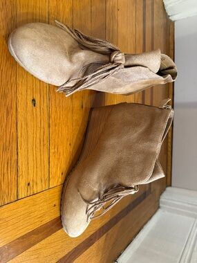 Dr. Scholl's Classify Wedge Bootie Tan Suede Wedge Ankle Boots with Fringe 9